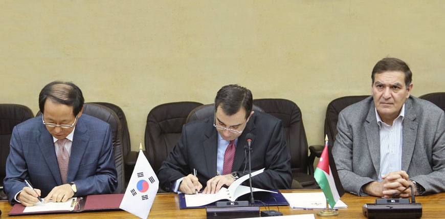 Planning and International Cooperation Minister Imad Fakhoury and Korean Ambassador Choi Hong-ghi sign a loan agreement in Amman on Wednesday (Petra photo)